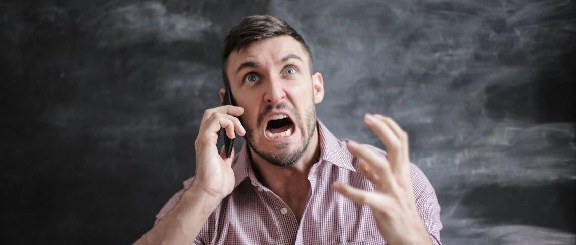 情绪失控时狂扇自己耳光的人,是什么心理?