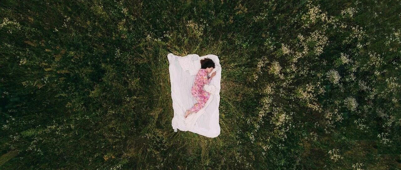 产后,我们如何从“睡眠剥夺”的疲惫中,守护彼此的亲密?