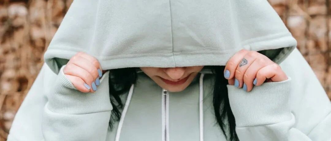 他总拒绝我，但还会和我热聊，这时我该坚持还是放弃？
