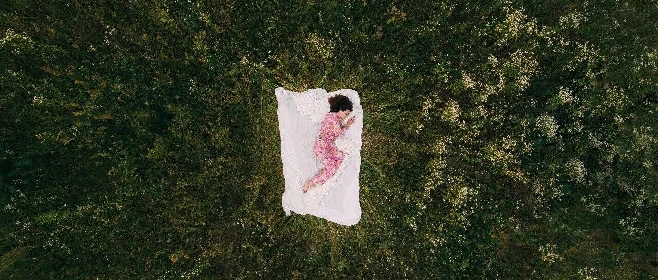 激素与睡眠:女性经期、孕期、更年期的睡眠波动,如何科学应对?